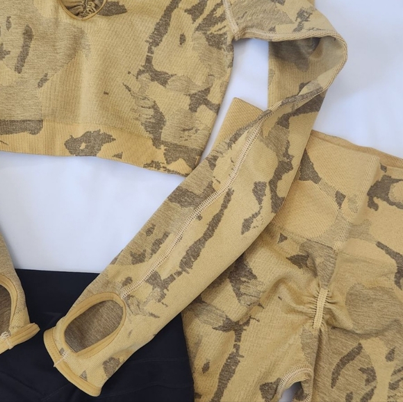 Gymshark Women's 4 Piece Athleisure Apparel Leggings Tops and Shorts - Picture 5 of 6